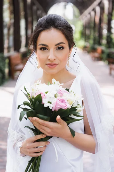 Bride Bouquet Looking Camera Outdoors — Stock Photo, Image