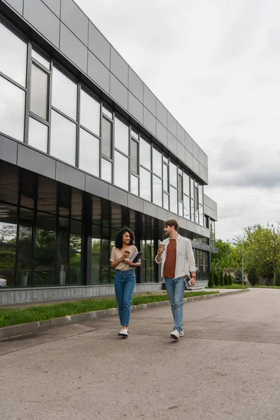 Young Interracial Couple Paper Coffee Cups Walking Street Modern Building — Stock Photo, Image