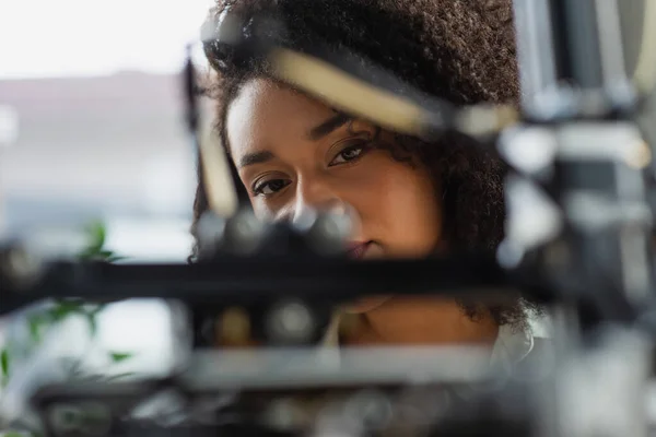 Vista Cerca Mujer Afroamericana Mirando Borrosa Impresora Oficina — Foto de Stock