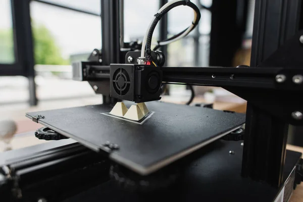 Imprimante Créant Modèle Plastique Sur Table Dans Bureau Moderne — Photo