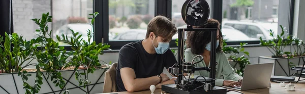 Interrassische Kollegen Medizinischen Masken Arbeiten Mit Laptop Der Nähe Von — Stockfoto