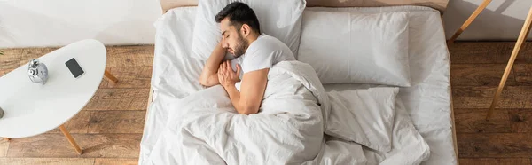 Vista Lateral Del Hombre Barbudo Durmiendo Cerca Del Teléfono Inteligente —  Fotos de Stock