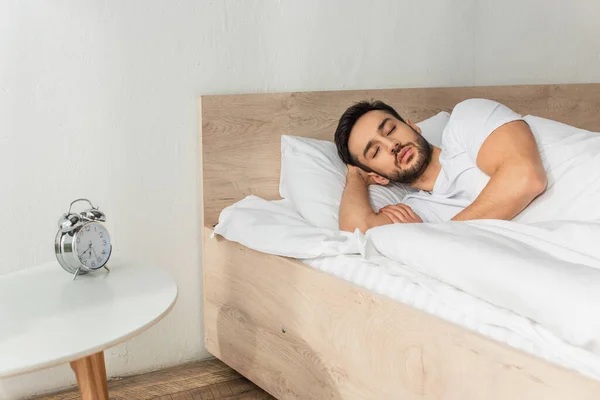 Hombre Durmiendo Cerca Del Despertador Mesita Noche —  Fotos de Stock