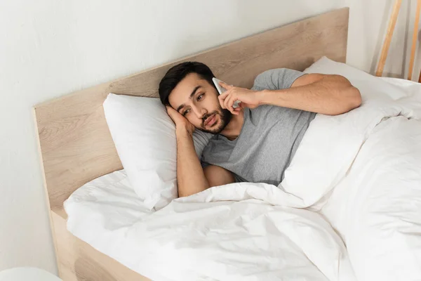 Joven Hablando Por Celular Mientras Está Acostado Cama —  Fotos de Stock