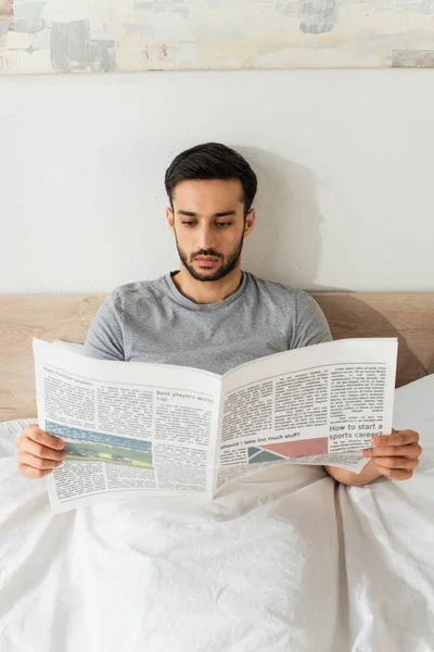 Молодий Чоловік Сірій Футболці Читає Газету Ліжку — стокове фото