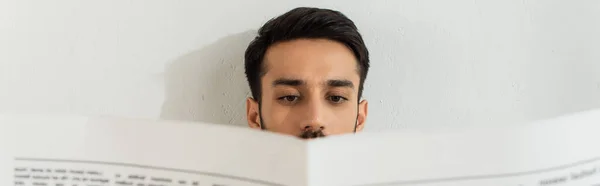 Junger Mann Liest Hause Verschwommene Zeitung Transparent — Stockfoto
