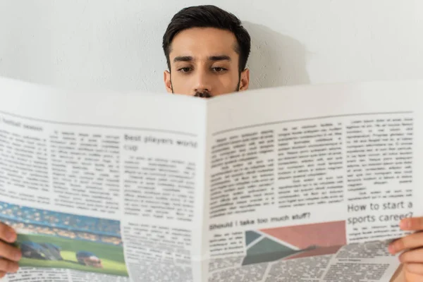 Hombre Leyendo Periódico Primer Plano Borroso —  Fotos de Stock