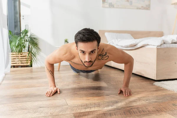 Shirtless Man Gör Press Ups Sovrummet Morgonen — Stockfoto