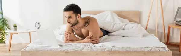 Hemdloser Freiberufler Blickt Morgens Auf Laptop Bett Banner — Stockfoto