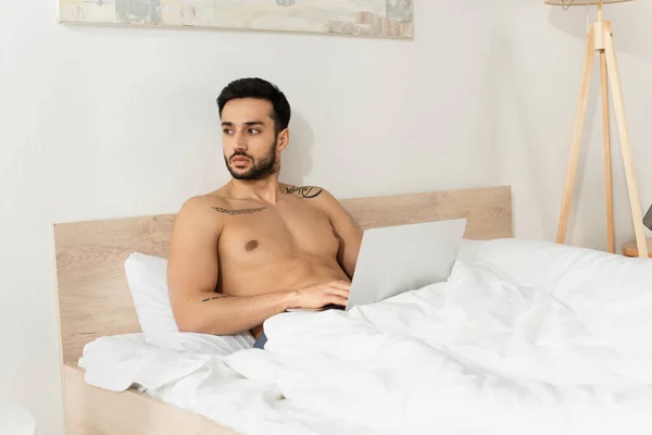 Muskulöser Telearbeiter Mit Laptop Während Morgens Bett Sitzt — Stockfoto