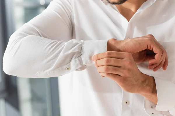 Gesneden Weergave Van Manager Knoopshirt Terwijl Thuis Klaarmaakt — Stockfoto