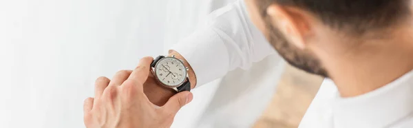 Vista Recortada Del Hombre Negocios Borroso Mirando Reloj Pulsera Pancarta — Foto de Stock