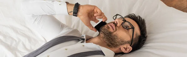 Bärtiger Geschäftsmann Mit Brille Der Auf Dem Bett Mit Dem — Stockfoto