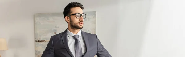 Businessman Eyeglasses Suit Looking Away Home Banner — Stock Photo, Image