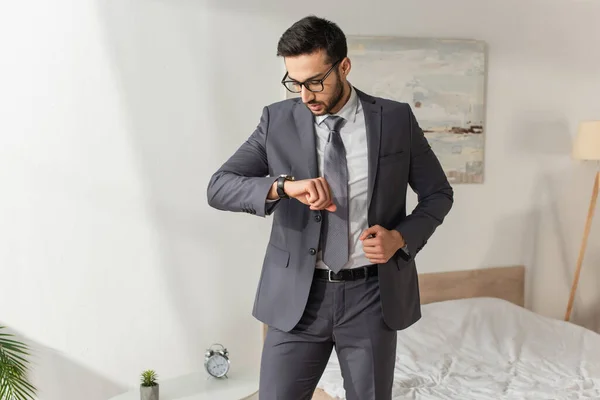 Hombre Negocios Con Gafas Vista Mirando Reloj Pulsera Dormitorio —  Fotos de Stock