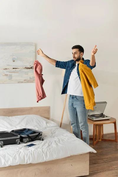 Tourist Throwing Clothes Suitcase Bedroom — Stock Photo, Image