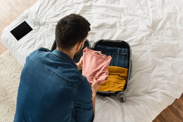 Overhead View Man Putting Clothes Baggage Digital Tablet Blank Screen — Stock Photo, Image