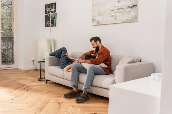 Sonriente Hombre Sentado Cerca Novia Sofá Sala Estar — Foto de Stock