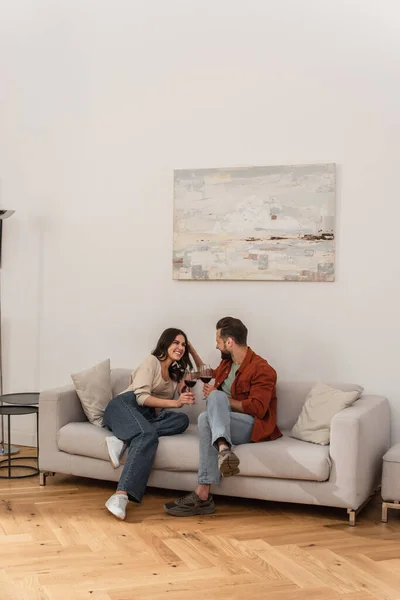 Positive Couple Holding Glasses Wine Couch — Stock Photo, Image