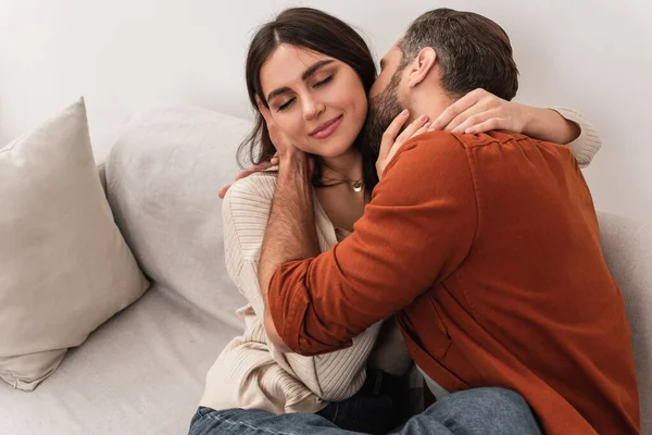Man Kissing Girlfriend Closed Eyes Couch — Stock Photo, Image
