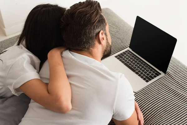 High Angle View Woman Hugging Boyfriend Laptop Blank Screen Bed — Stock Photo, Image