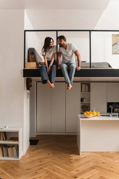 Sonriente Pareja Descalza Sentada Cerca Barandilla Dormitorio — Foto de Stock