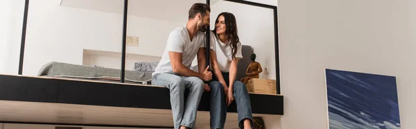 Alegre Pareja Sonriendo Mientras Sienta Dormitorio Pancarta — Foto de Stock