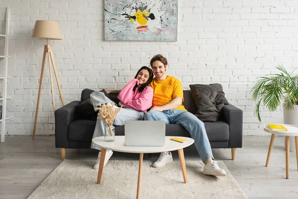 Sourire Jeune Couple Assis Sur Canapé Regarder Film Sur Ordinateur — Photo