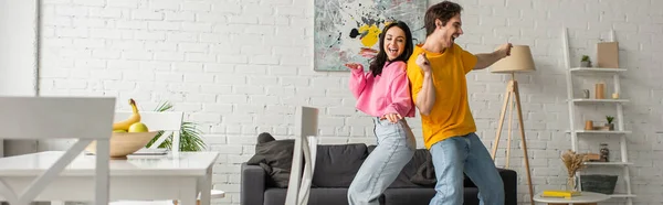 Sonriente Pareja Joven Ropa Casual Bailando Sala Estar Pancarta — Foto de Stock