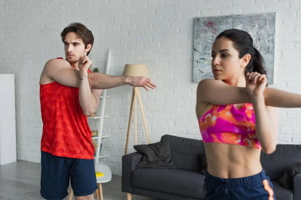 Forma Pareja Joven Ropa Deportiva Calentamiento Antes Del Entrenamiento Casa — Foto de Stock