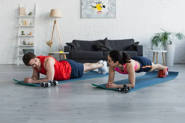 Junges Paar Sportbekleidung Beim Planken Auf Fitnessmatten Hause — Stockfoto