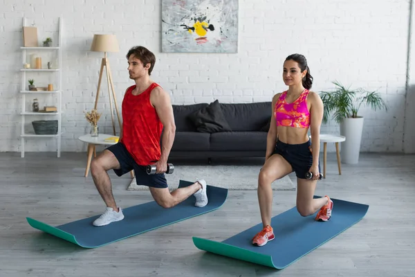 Jovem Casal Sportswear Fazendo Agachamentos Com Halteres Tapetes Fitness Casa — Fotografia de Stock