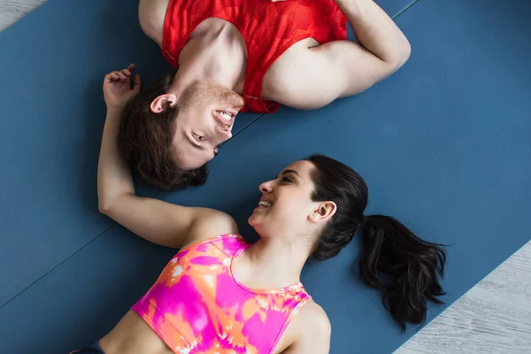 Top View Young Couple Sportswear Lying Fitness Mats Looking Each — Stock Photo, Image