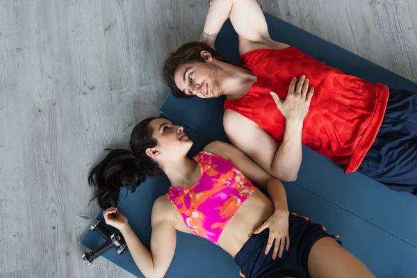 Top View Young Couple Sportswear Lying Fitness Mats Dumbbells Looking — Stock Photo, Image