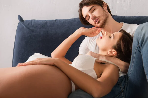 Hartstochtelijk Paar Omarmen Met Gesloten Ogen Slaapkamer — Stockfoto