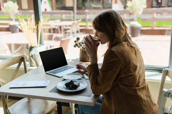 Side View Young Woman Drinking Coffee Dessert Laptop Cafe — Stock Photo, Image