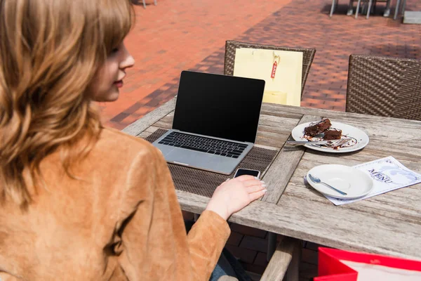 Side View Blurred Freelancer Sitting Devices Menu Cake Terrace — Stock Photo, Image
