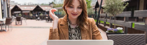 Усміхнена Жінка Навушниках Дивиться Ноутбук Терасі Кафе Банер — стокове фото