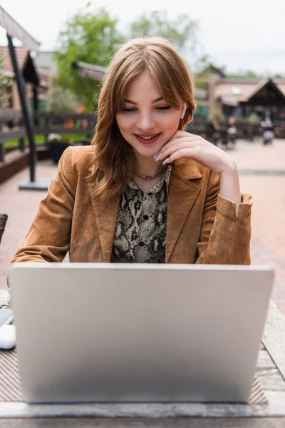 Stylish Blogger Earphone Using Blurred Laptop Terrace — Stock Photo, Image