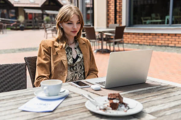 Young Woman Earphone Looking Laptop Coffee Blurred Cake Terrace Cafe — Stock Photo, Image