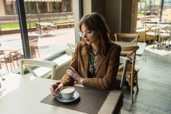 Young Woman Eyeglasses Looking Cappuccino Cafe — Stock Photo, Image