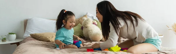 Азиатская Мать Взволнованный Ребенок Играют Строительные Блоки Кровати Баннер — стоковое фото