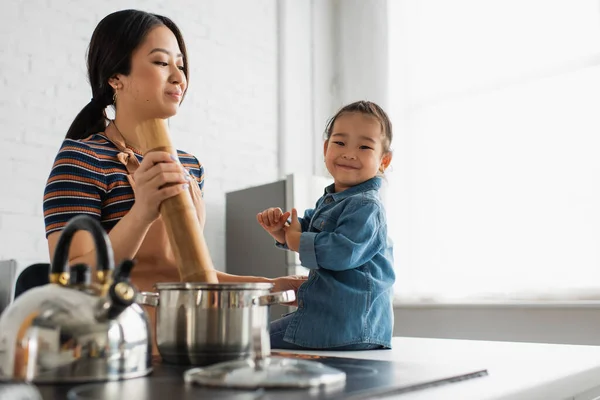 Smiling Asian Girl Sitting Mother Paper Mill Kitchen — Stock Photo, Image