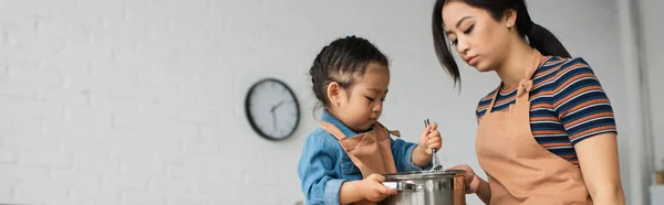 Asiatisk Mamma Och Barn Matlagning Tillsammans Hemma Banner — Stockfoto