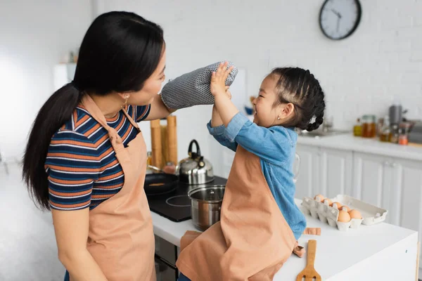 Side View Cheerful Asian Girl Playing Mother Oven Glove Kitchen — Stock Photo, Image