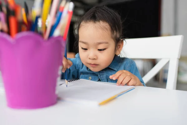 接近模糊铅笔的亚洲小孩 — 图库照片