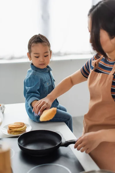 Asiatisk Kvinna Matlagning Pannkakor Med Dotter Köket — Stockfoto