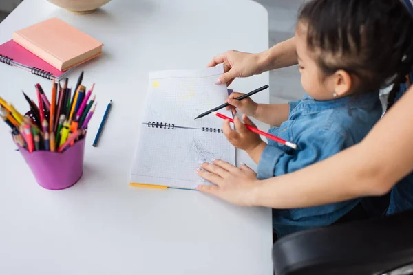 Oldalnézet Anya Közelében Álló Ázsiai Gyerek Notebook Homályos Színes Ceruzák — Stock Fotó