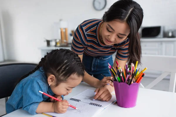 Leende Asiatisk Mor Stående Nära Dotter Ritning Med Pennor — Stockfoto