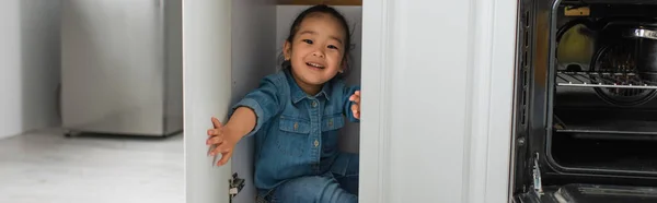 Веселый Азиатский Ребенок Сидит Кухонном Шкафу Баннер — стоковое фото